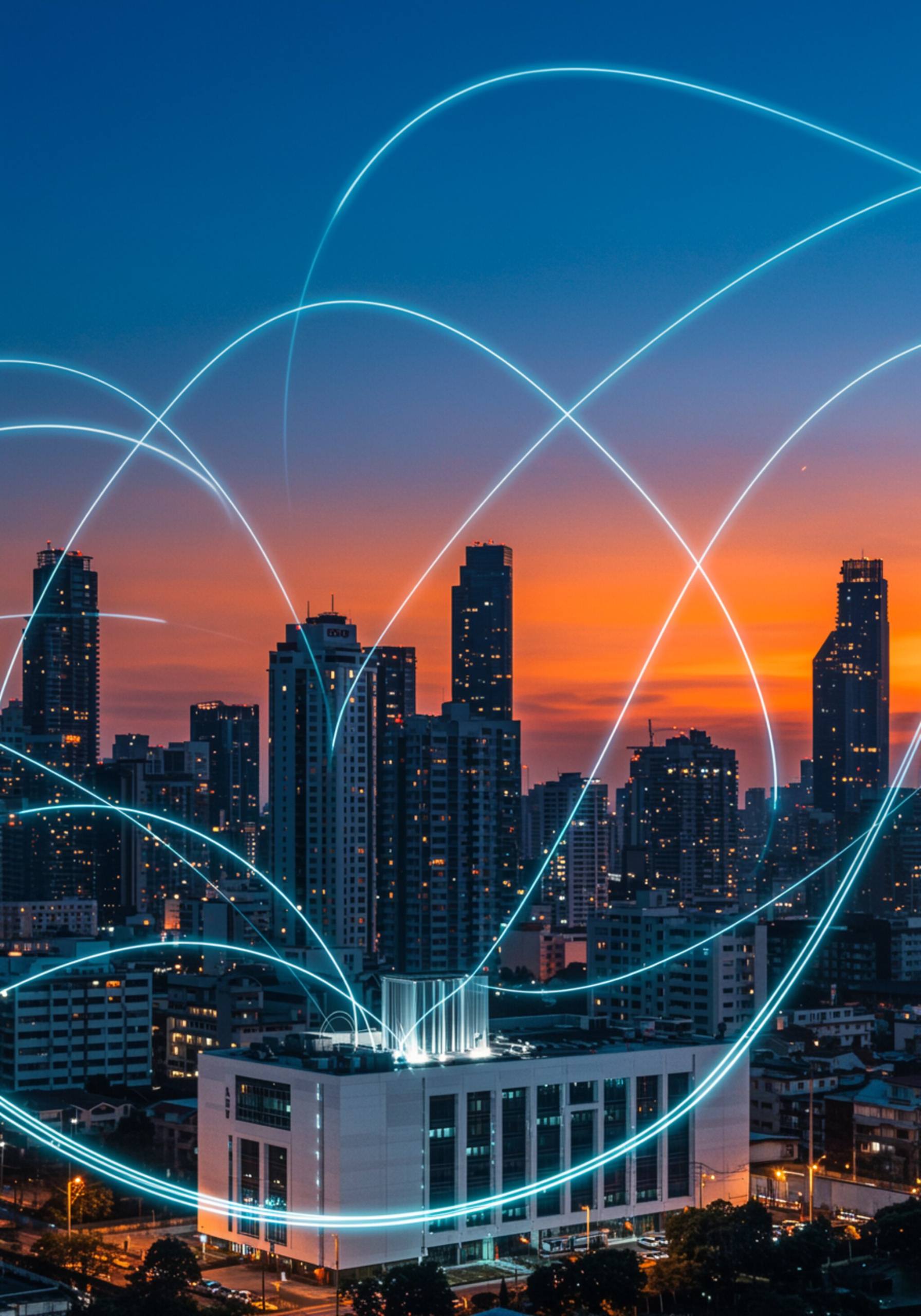 imagen41 "Ciudad moderna al anochecer con líneas de fibra óptica iluminadas entre rascacielos y un centro de datos blanco, destacando la conectividad de internet empresarial ultrarrápido."